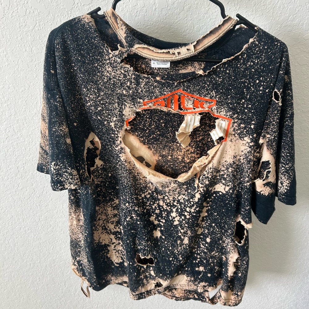 Gildan Black and Tan Distressed T-Shirt